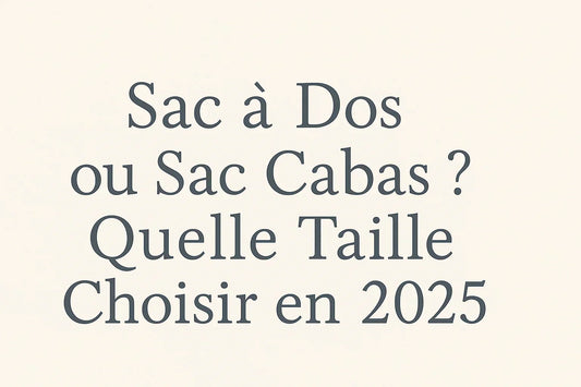 « Sac à Dos ou Sac Cabas ? Quelle Taille Choisir en 2025 » écrit en typographie élégante sur fond beige, image d’en-tête d’un guide comparatif pour bien choisir son sac de cours.